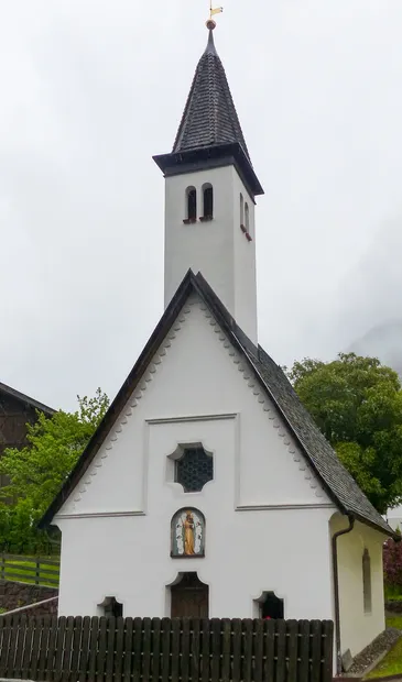 Die 1747 erbaute Kirche von Bundschen, 2024 renoviert, ist der Schwarzen Madonna von Maria Einsiedeln geweiht und liegt direkt an der Sarntaler Hauptstraße. Das Patrozinium wird am 16. Juli gefeiert. Foto: Flora Brugger.